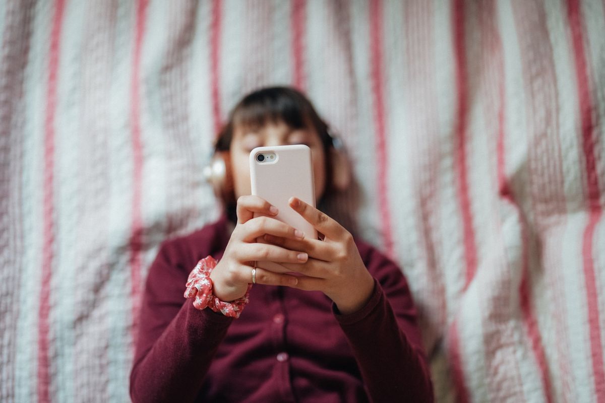 Lotta alla dipendenza da social: la proposta di legge bipartisan di Pd e FdI