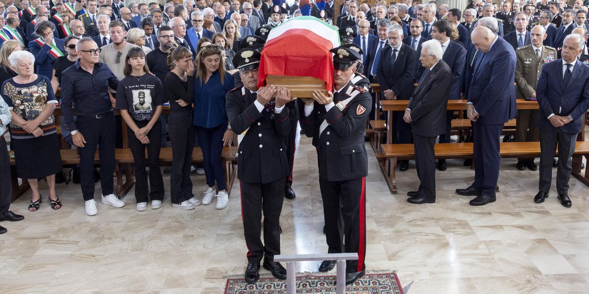 Piangono il carabiniere ma indagano gli agenti che hanno ucciso un ladro
