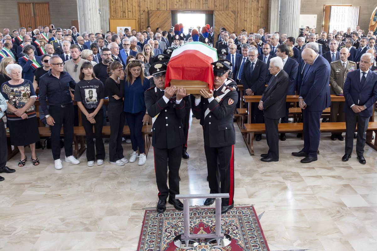 Piangono il carabiniere ma indagano gli agenti che hanno ucciso un ladro