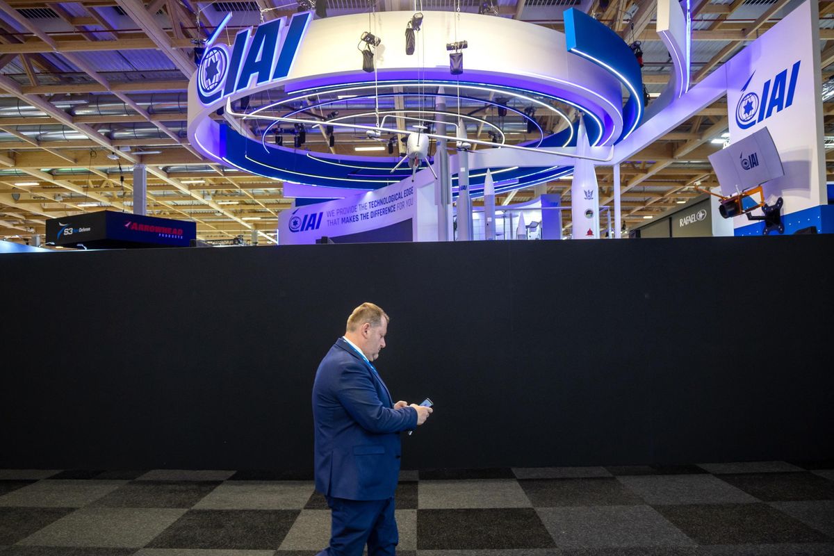 Macron «oscura» lo stand ebraico