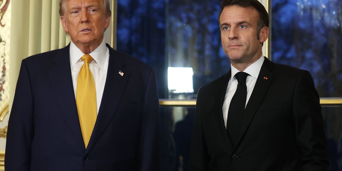 Anche the Donald prende a schiaffi Macron: «Sbaglia sempre, cerca visibilità» Anche the Donald prende a schiaffi Macron: «Sbaglia sempre, cerca visibilità»