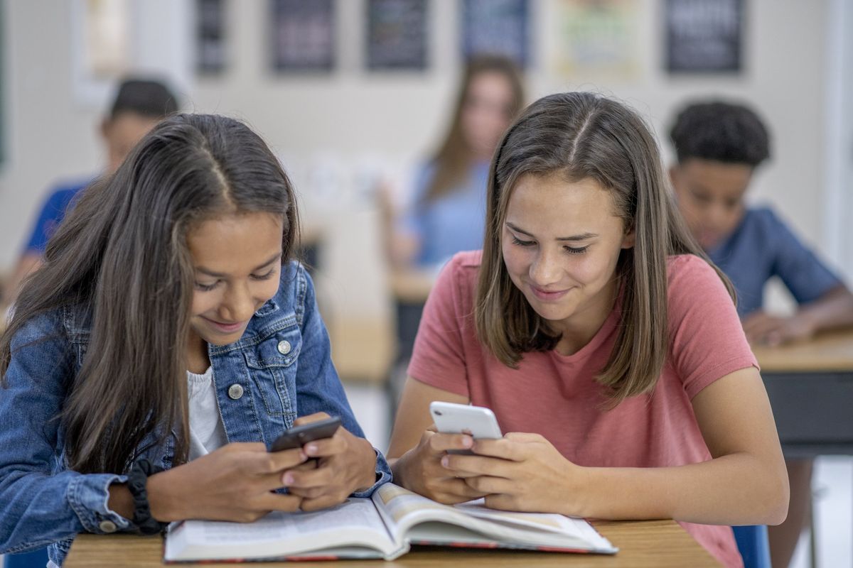 Telefoni in classe: per colpire il governo la sinistra si gioca la mente dei ragazzi