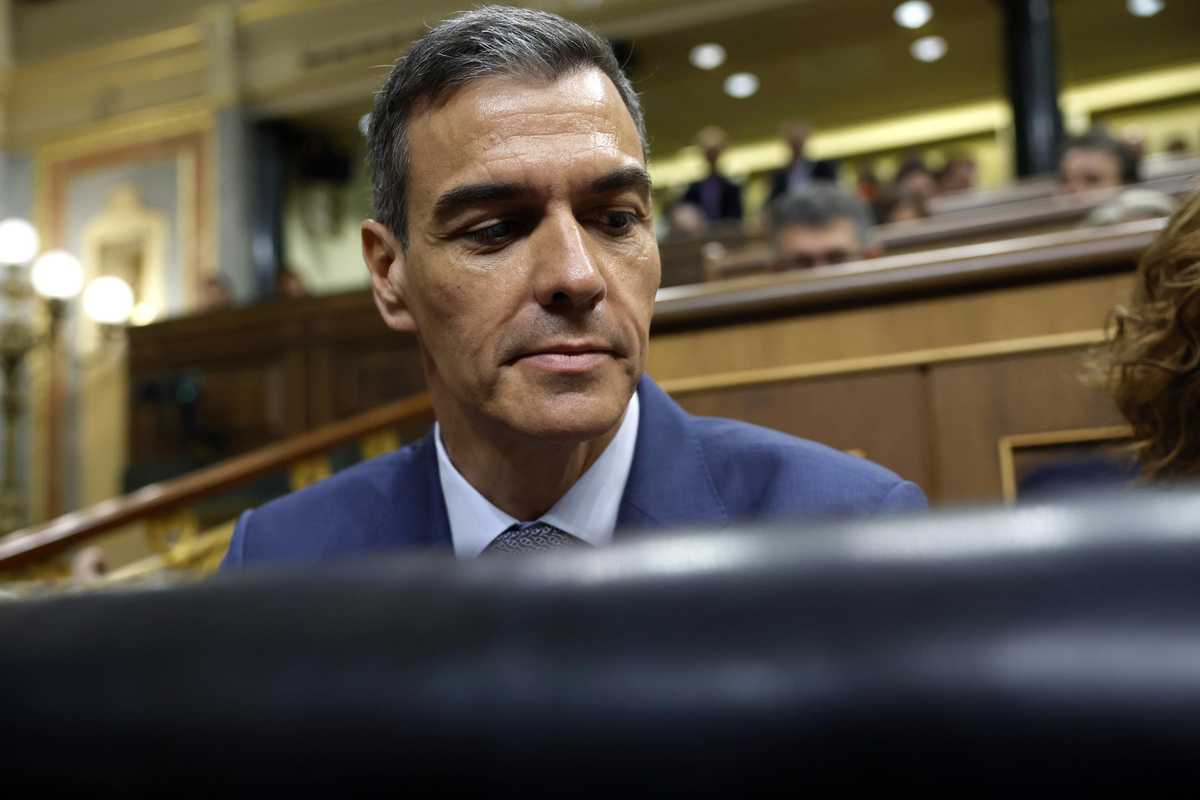 Sánchez dribbla le dimissioni e studia il codice etico socialista