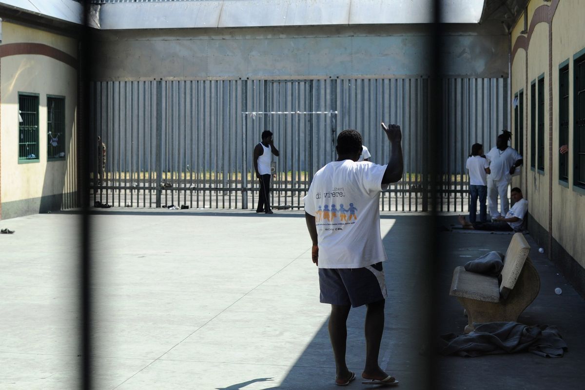 La Consulta ora vuol liberare i clandestini rinchiusi nei Cpr
