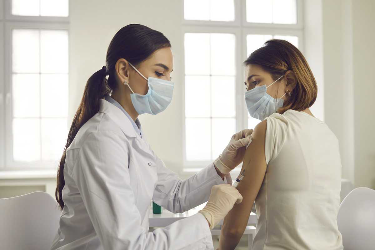Aifa si ostina a difendere i vaccini con numeri parziali e fuorvianti