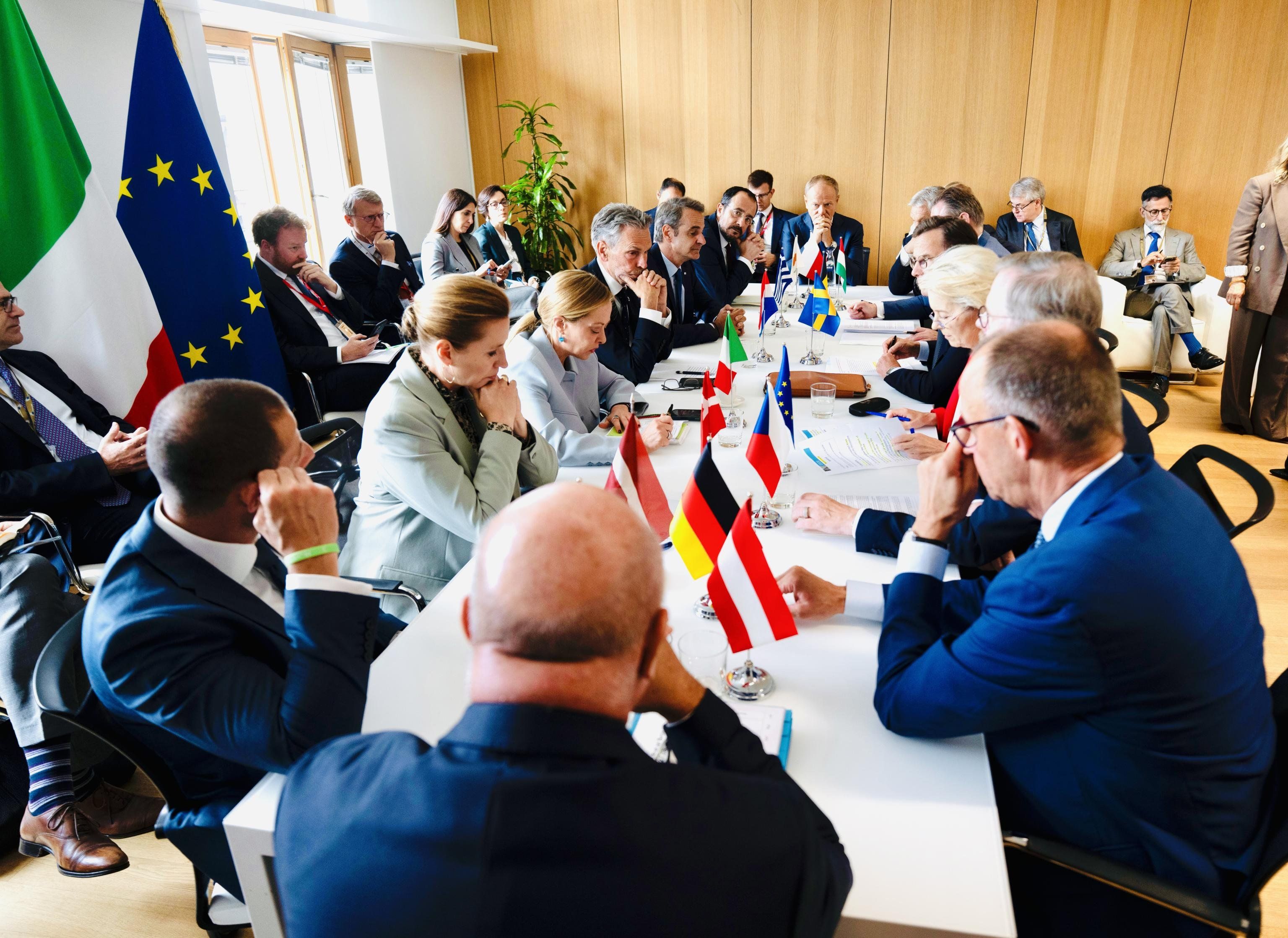 L’asse dell’Unione si sposta a destra ma i burocrati provano a galleggiare