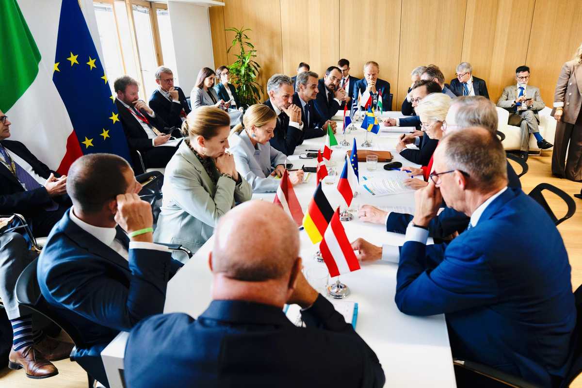 L’asse dell’Unione si sposta a destra ma i burocrati provano a galleggiare