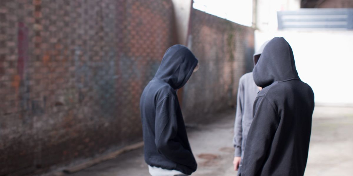 I nostri giovani in ansia per un esame. I maranza devastano e accoltellano I nostri giovani in ansia per un esame. I maranza devastano e accoltellano