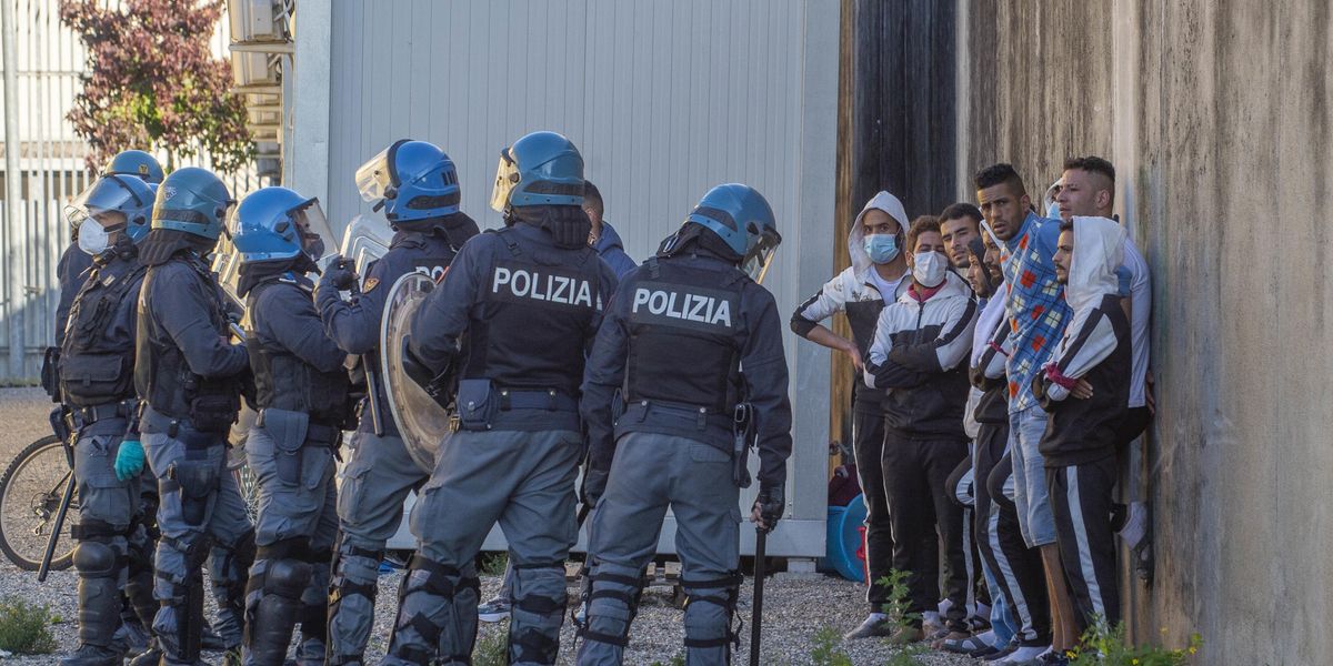 I giudici paladini della libertà: dei migranti, non degli italiani