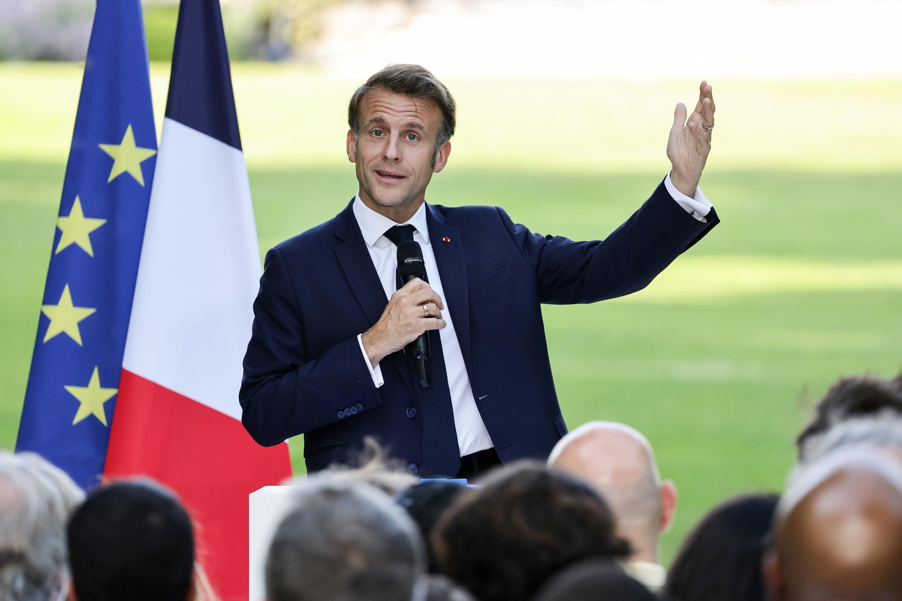 Islamismo in fuga, Macron insegue