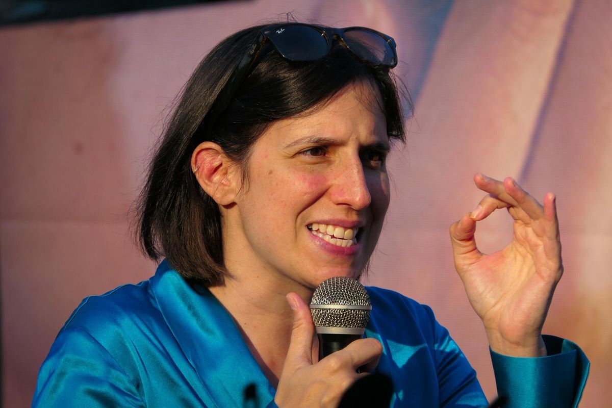 Inseguito dai pm e in crisi di consensi. Ma per la Schlein il modello è Sánchez