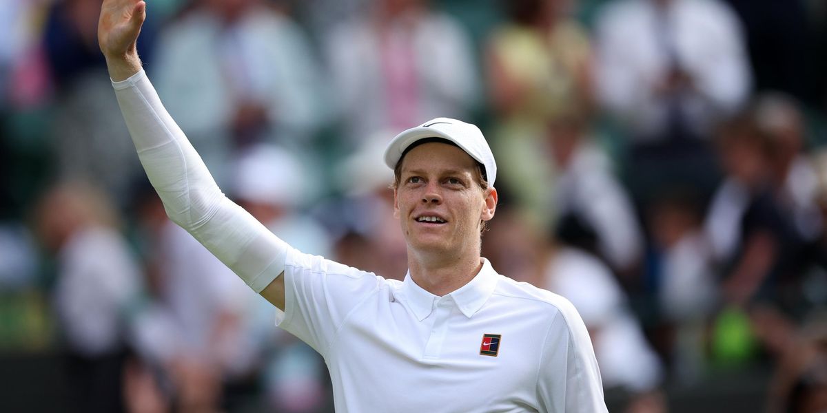 Sinner incerottato vola in semifinale. Lo attende Djokovic