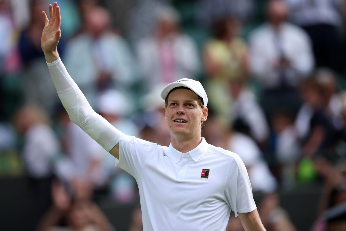 Sinner incerottato vola in semifinale. Lo attende Djokovic