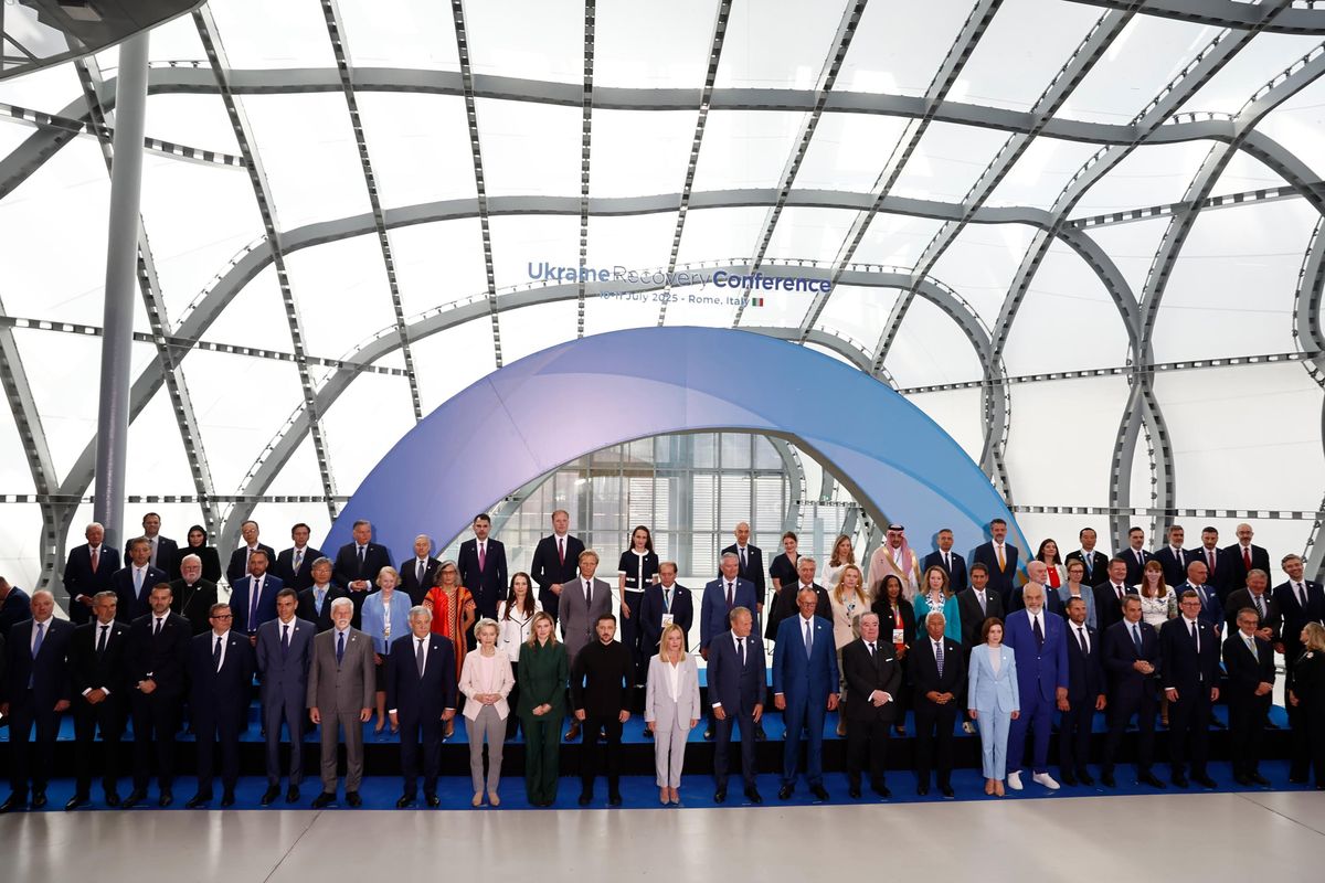 Fondo da 10 miliardi di euro per ricostruire Kiev. Zelensky: «Piano Marshall»