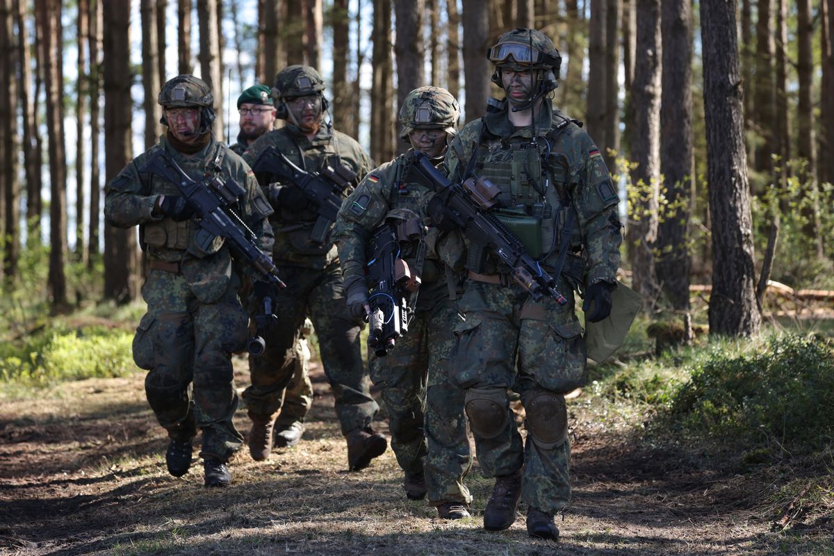 Arruolano pure i migranti