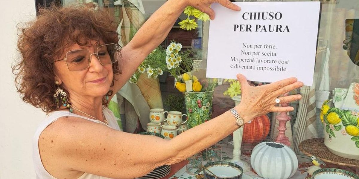 Chiude il negozio perché è terrorizzata. Chi la minaccia non si può espellere Chiude il negozio perché è terrorizzata. Chi la minaccia non si può espellere
