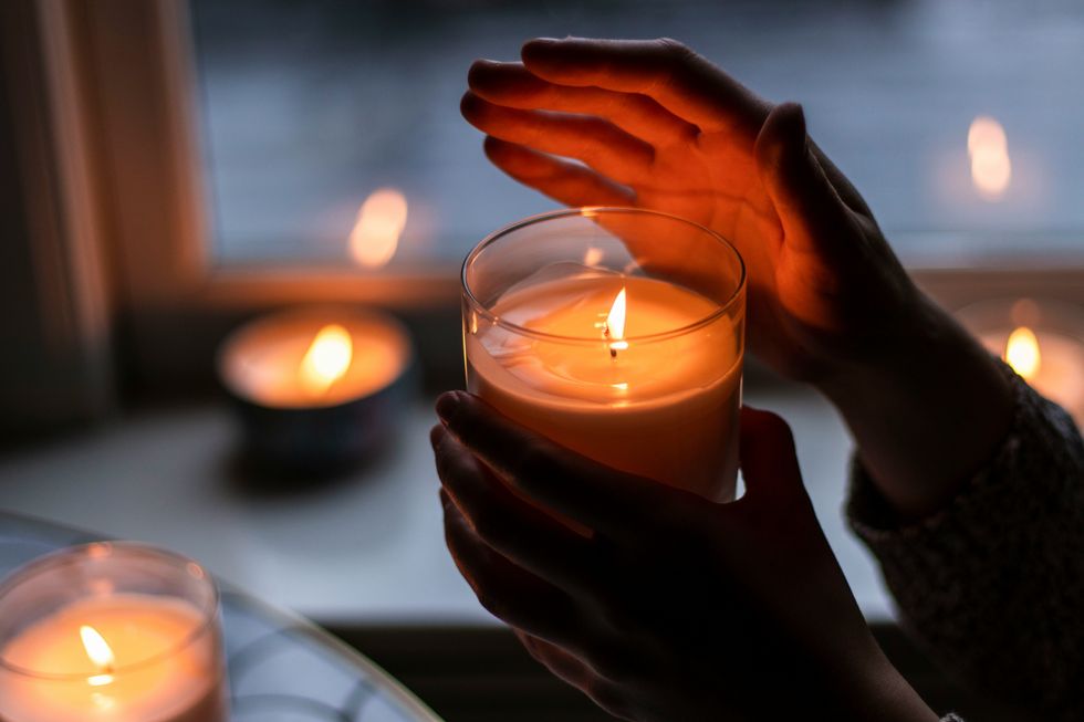 candle burning, candles, aroma, scent, homemaking, home, diy hacks, diy, life hacks