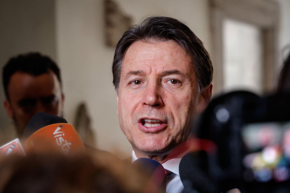 Conte fa il Gandhi all’Aia sparando sul Pd