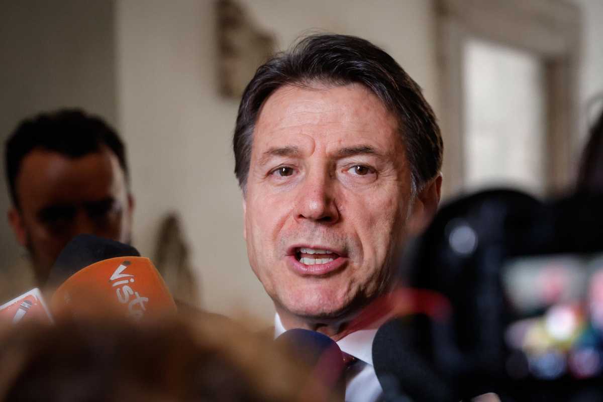 Conte fa il Gandhi all’Aia sparando sul Pd