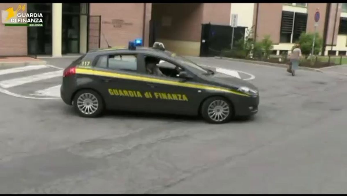 Piacenza, la GdF sequestra 24 tonnellate di sigarette e tabacco contraffatti