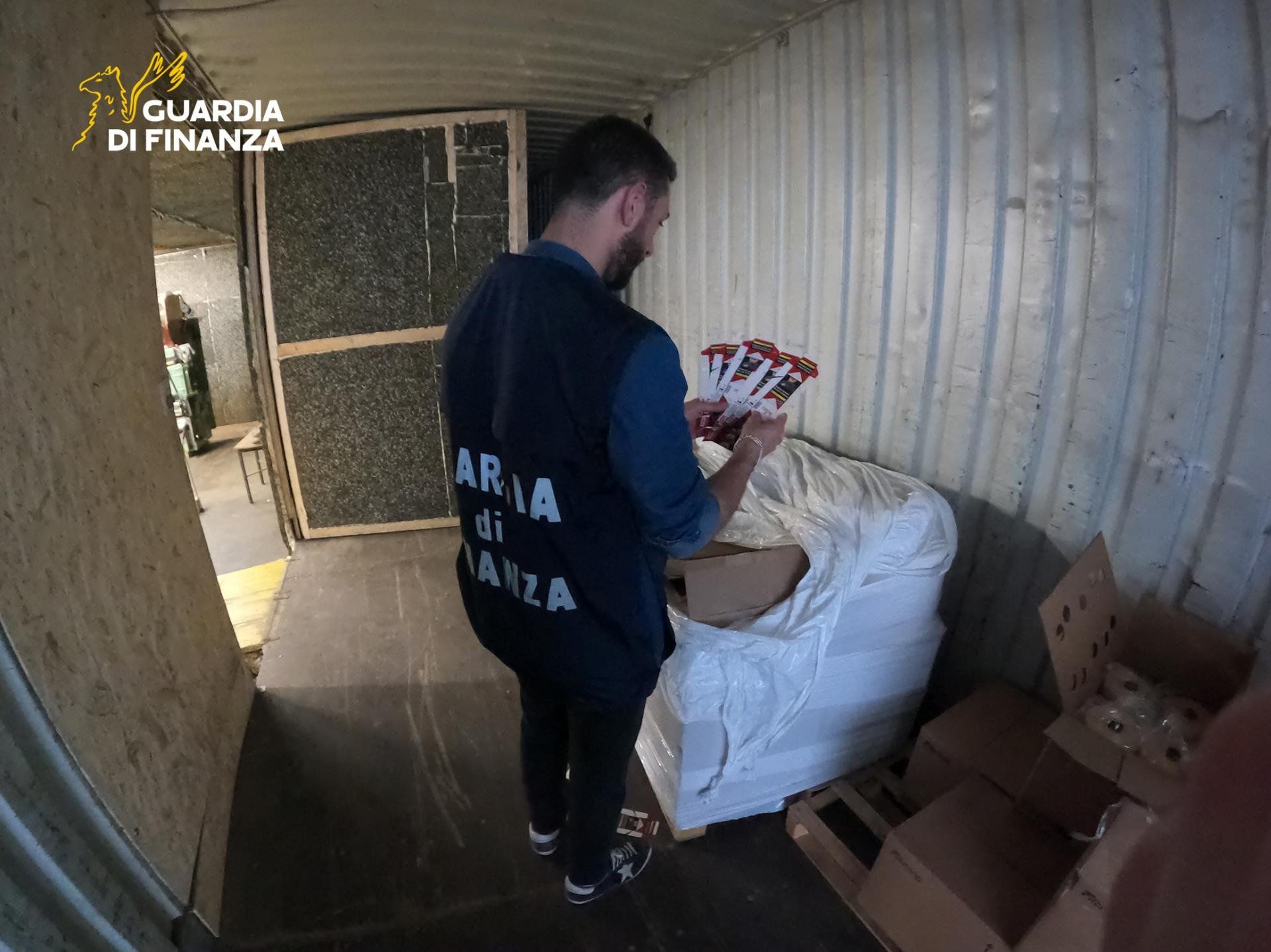 Piacenza, la GdF sequestra 24 tonnellate di sigarette e tabacco contraffatti