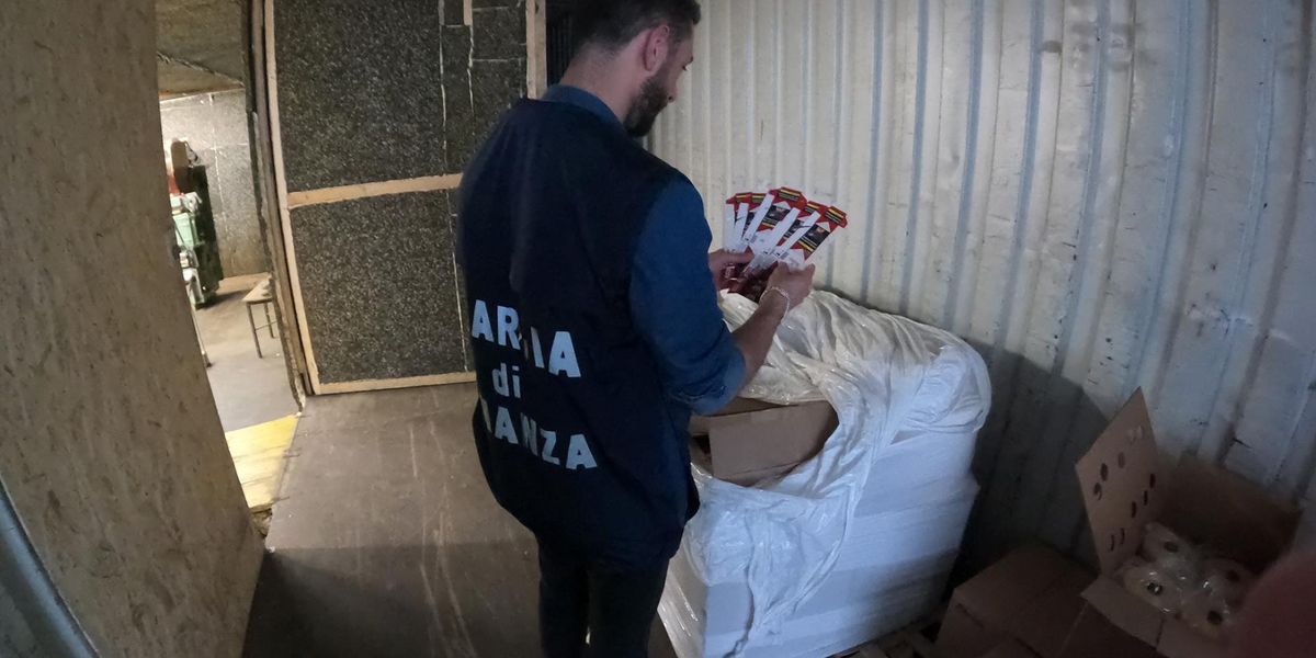 Piacenza, la GdF sequestra 24 tonnellate di sigarette e tabacco contraffatti Piacenza, la GdF sequestra 24 tonnellate di sigarette e tabacco contraffatti
