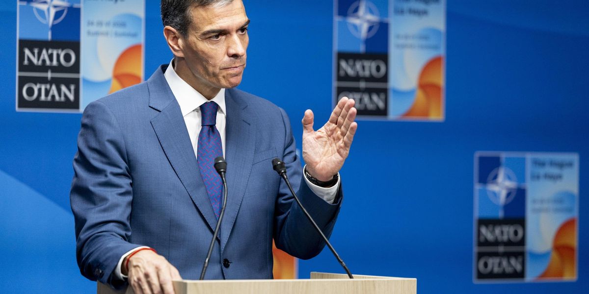 Farsa Nato: 5% per il riarmo. Sánchez firma, ma si sfila. Trump sbotta: paghi il doppio Farsa Nato: 5% per il riarmo. Sánchez firma, ma si sfila. Trump sbotta: paghi il doppio