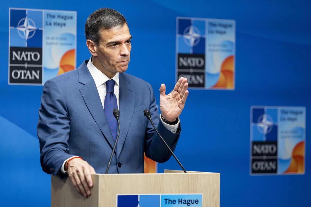 Farsa Nato: 5% per il riarmo. Sánchez firma, ma si sfila. Trump sbotta: paghi il doppio