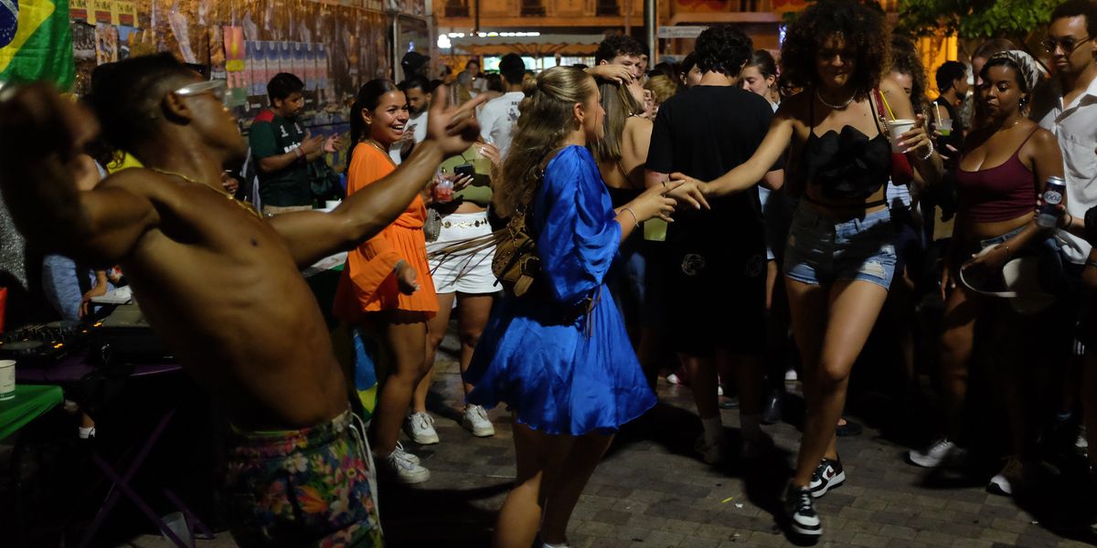 La sinistra francese protegge gli autori delle molestie di Parigi La sinistra francese protegge gli autori delle molestie di Parigi
