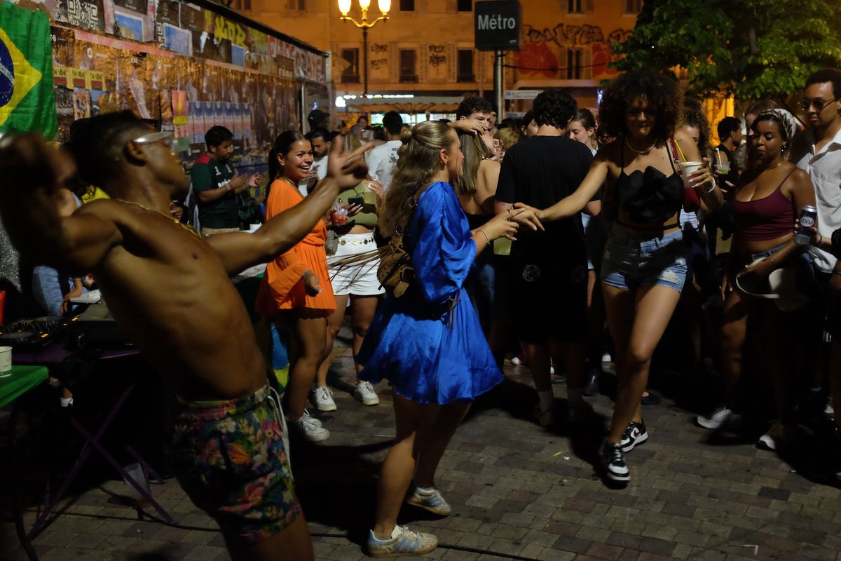 La sinistra francese protegge gli autori delle molestie di Parigi