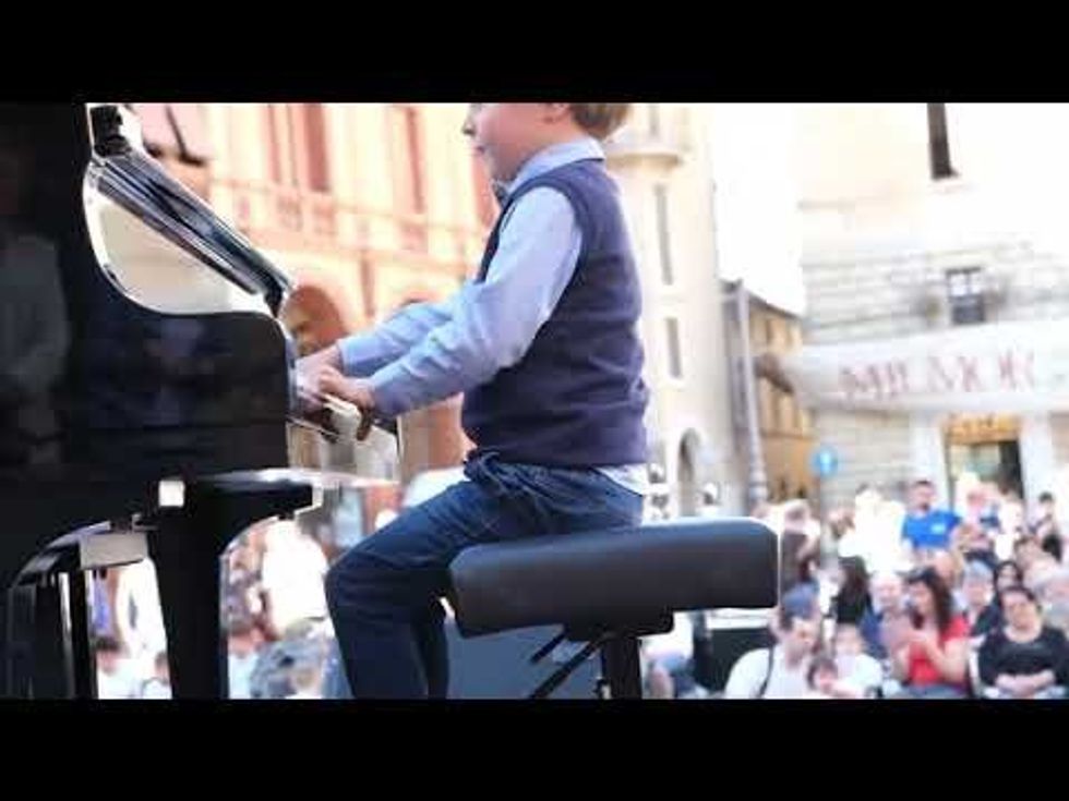 Watch a 5-yr-old Italian piano prodigy blow away the crowd with his extraordinary ability