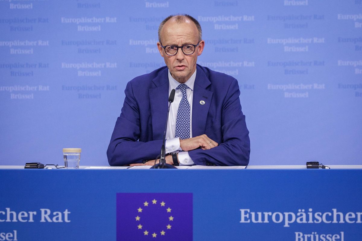 Trump gioca con i dazi Ue: la scadenza è accorciabile. Merz ha fretta, Parigi no