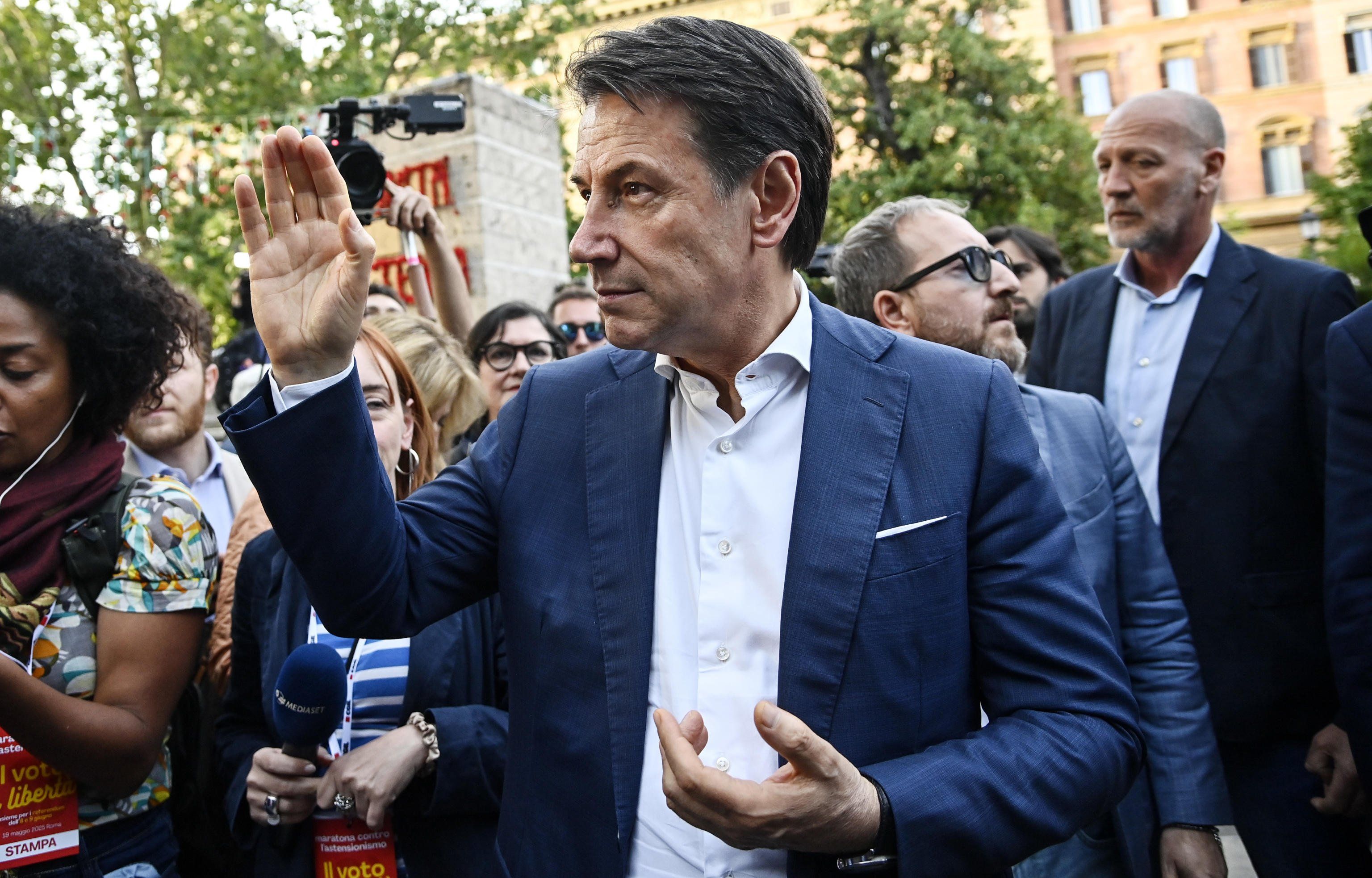 Green pass e vaccini coatti: le giravolte di Conte sul suo appoggio ai diktat