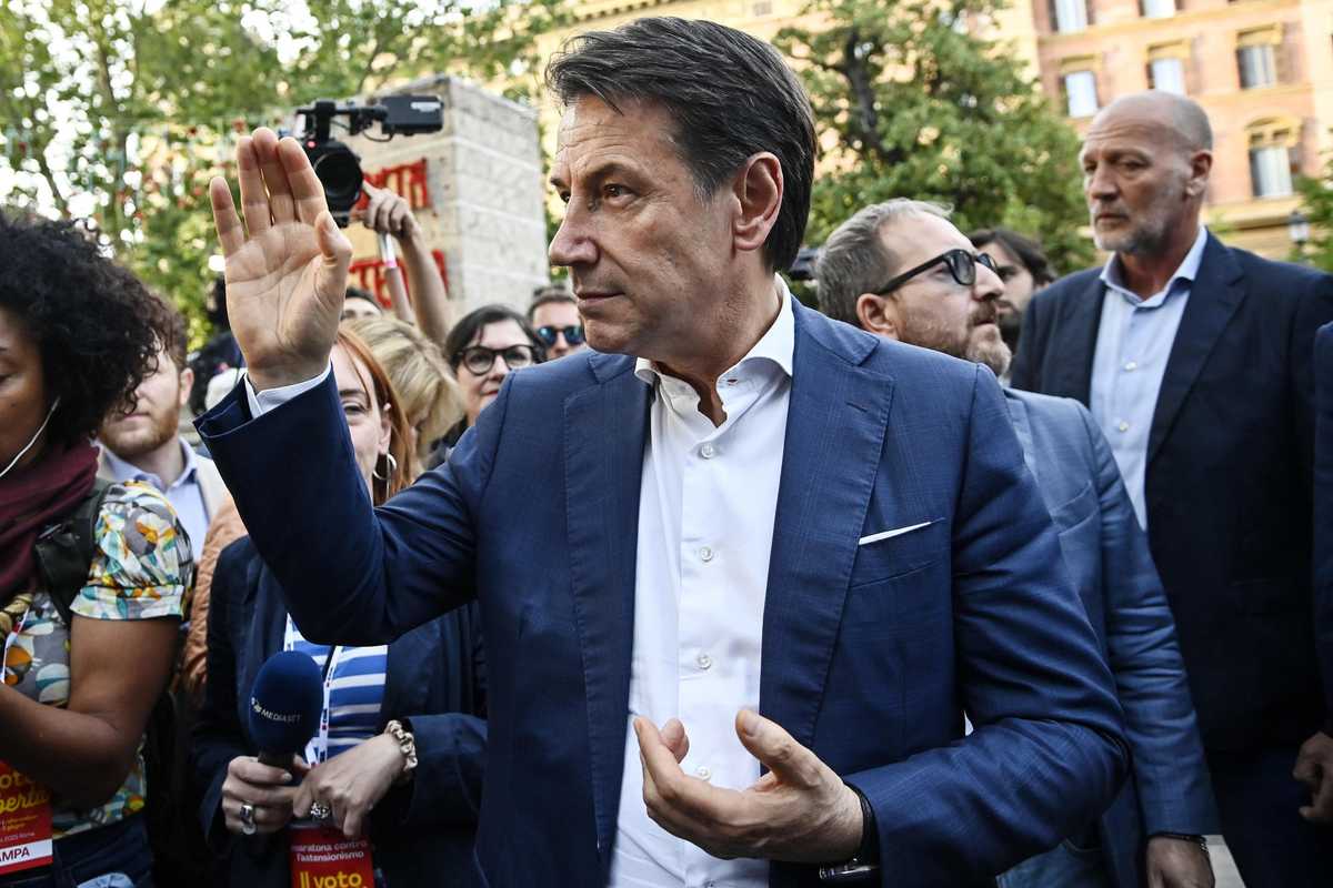 Green pass e vaccini coatti: le giravolte di Conte sul suo appoggio ai diktat