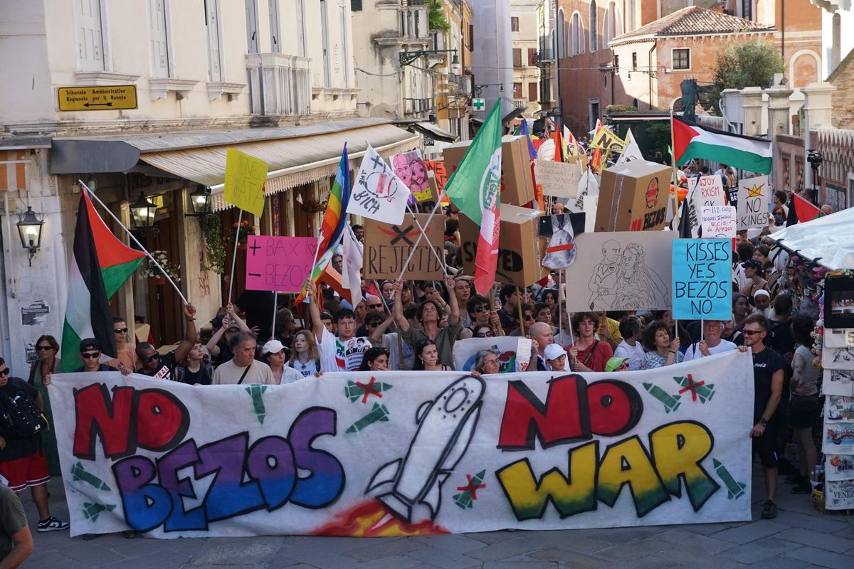 Dopo averlo idolatrato da tecnoguru i progressisti mollano Bezos: è ricco