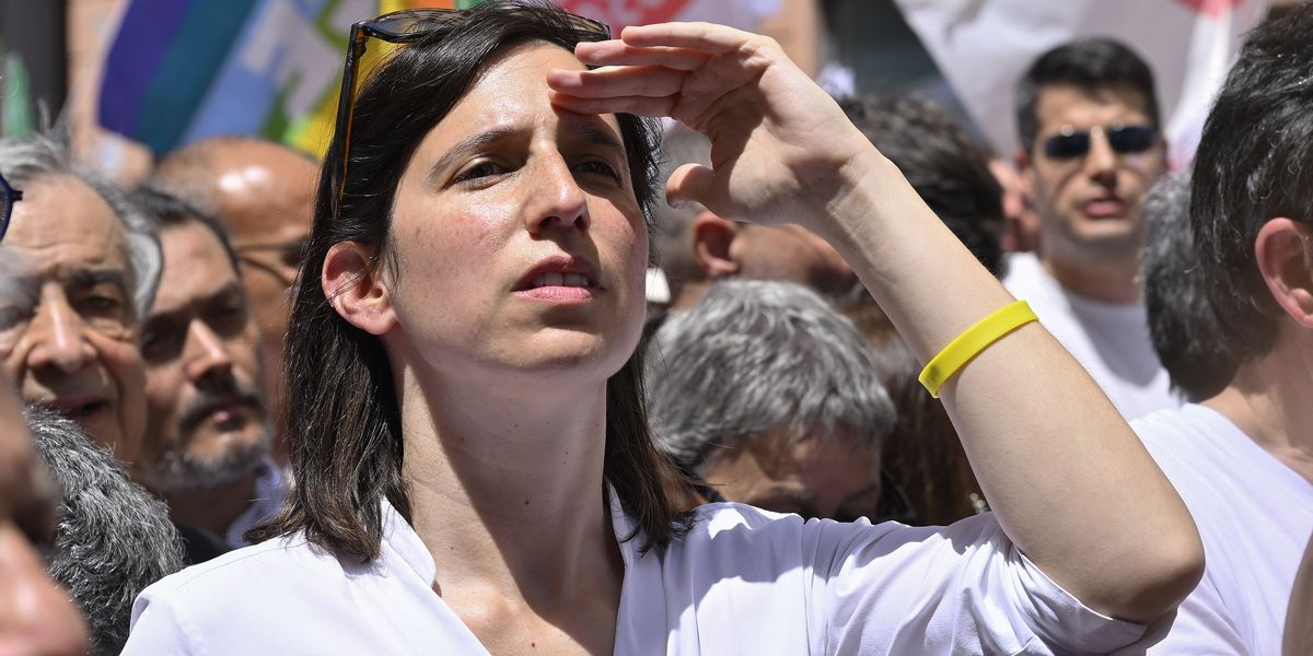 elly schlein la leader da compitino con slogan da social