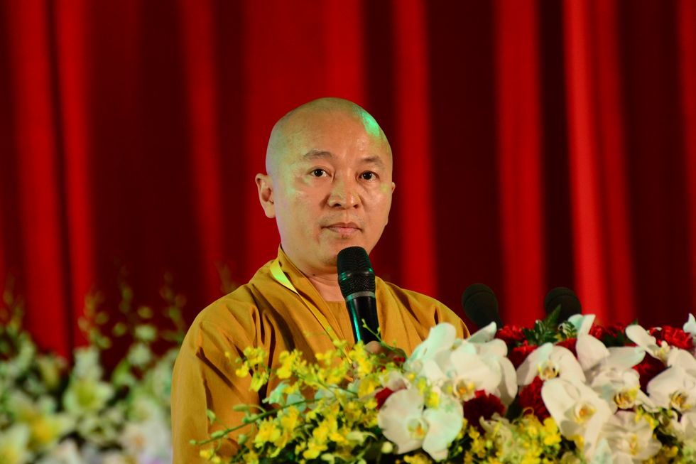 Buddhist monk Thích Nhất Hạnh eases a child's grief with just eight words