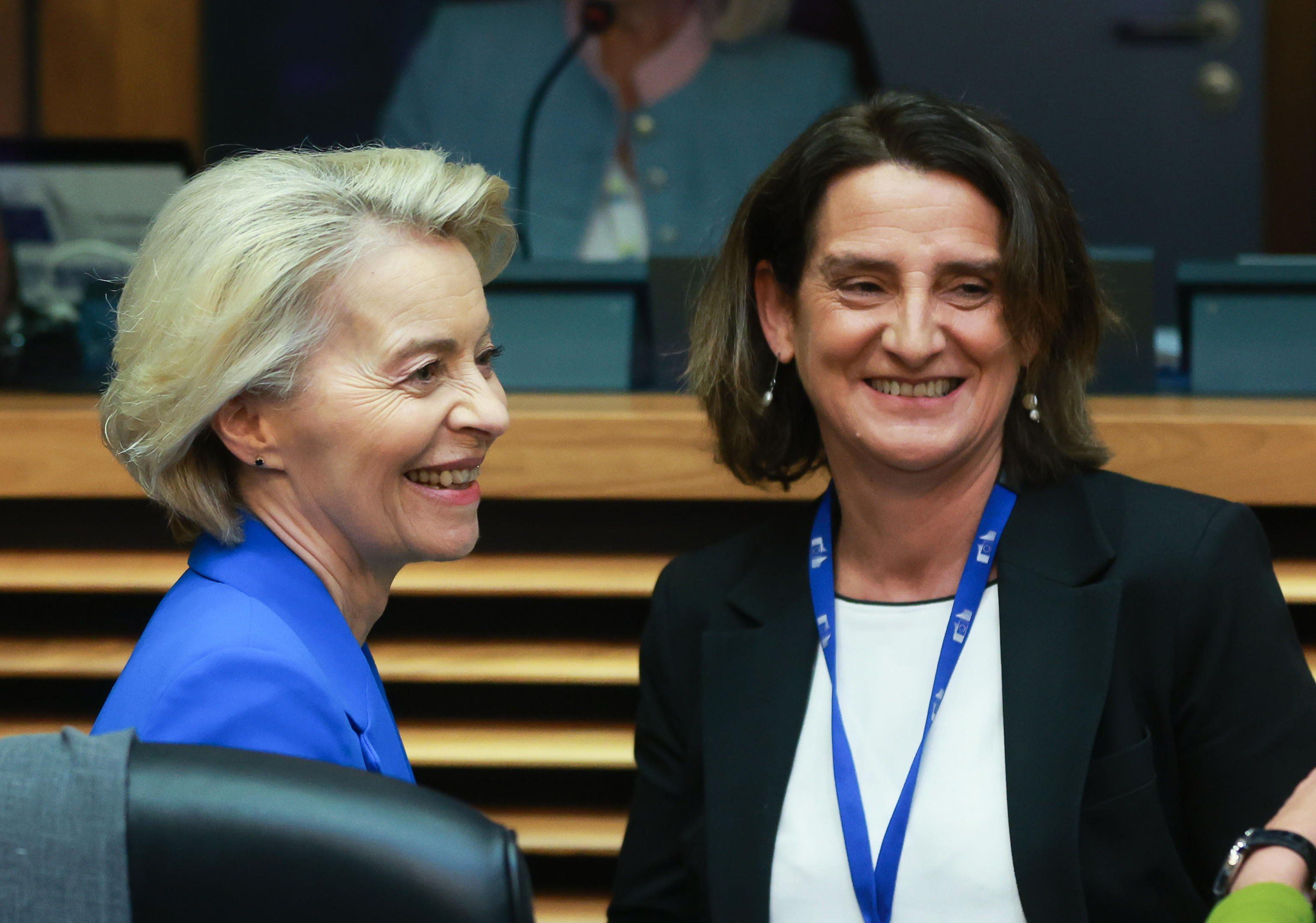 Bruxelles fa il gioco delle tre carte: ci dà 130 miliardi e se ne prende di più