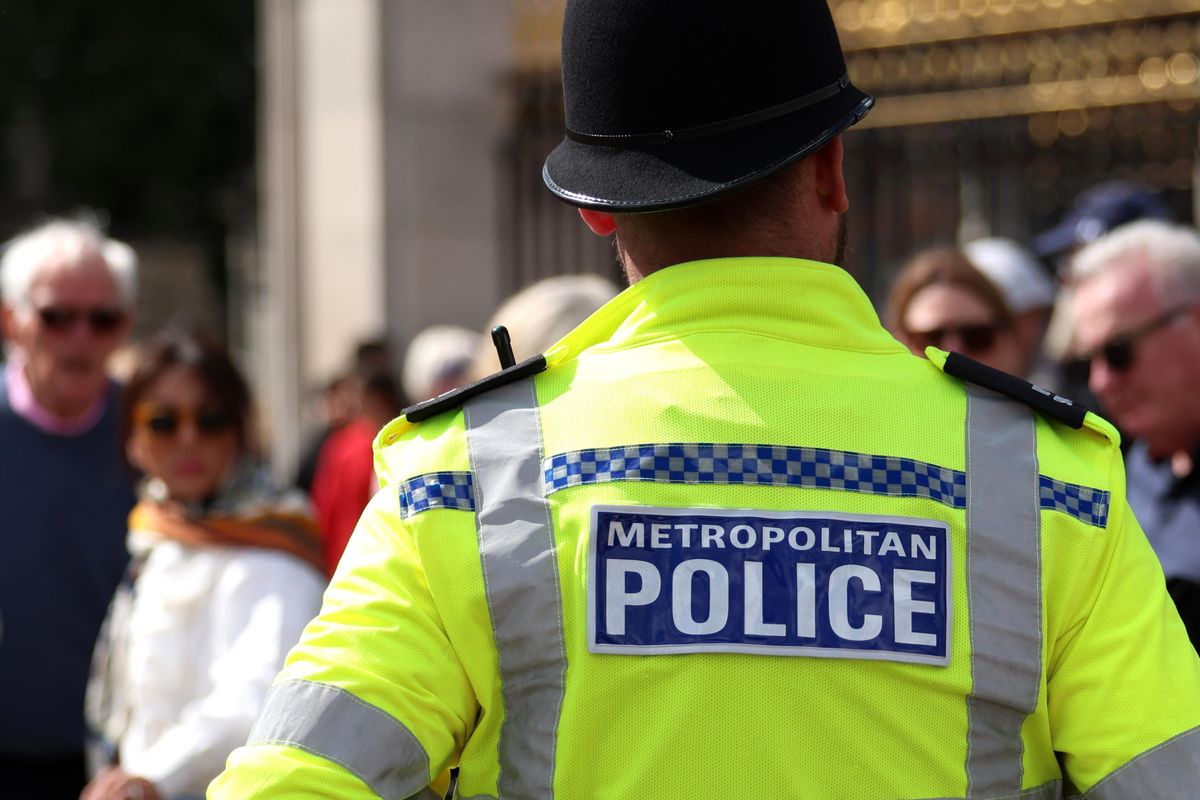 Uk, stop a simboli Lgbt sulle volanti: «La polizia deve essere imparziale»