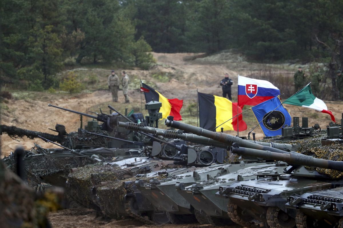 Mentre il mondo corre alla guerra l’Europa apparecchia il suo suicidio