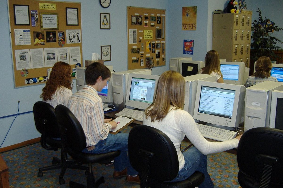 millennials, millennial computer, computer lab, millennials internet, millennial technology