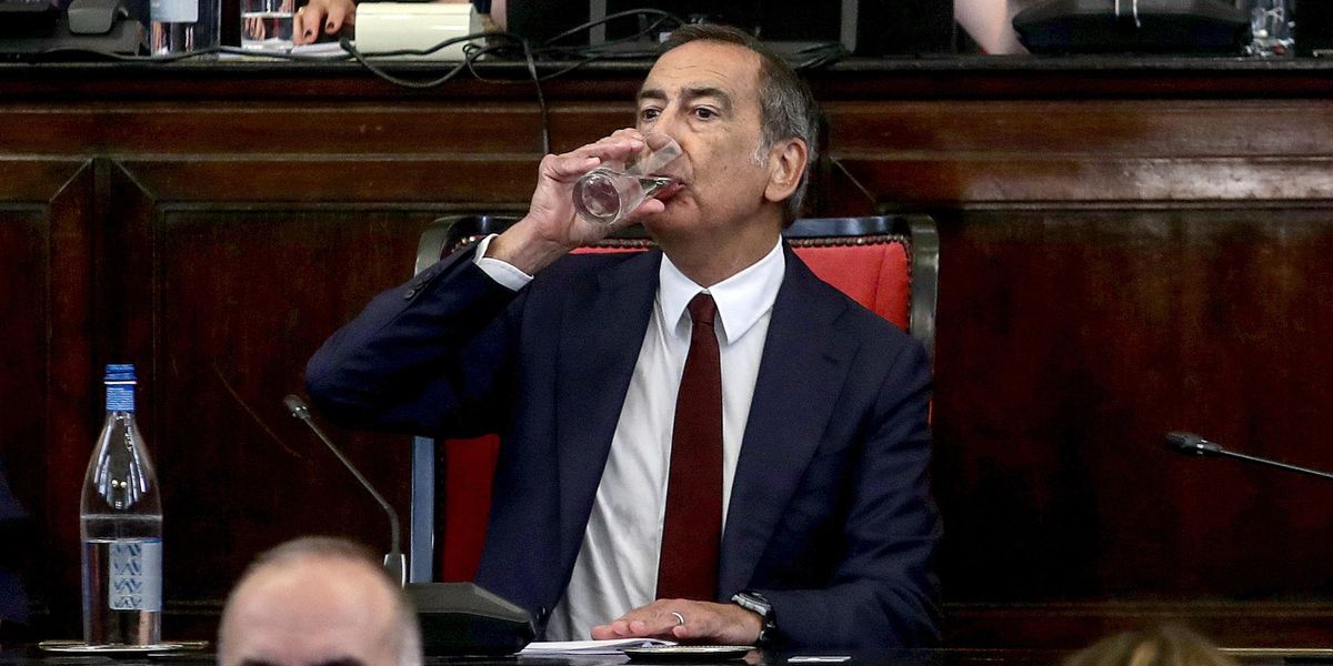 sala dimezzato si incolla alla sedia