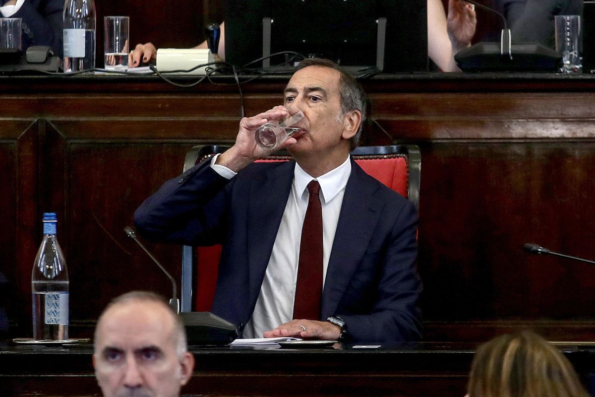 Sala dimezzato si incolla alla sedia