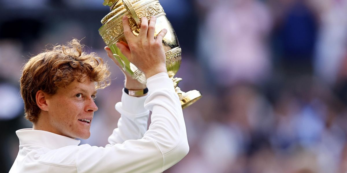 Dolcissima vendetta su Carlos Alcaraz. Wimbledon azzurra per la prima volta: Jannik Sinner è il re Dolcissima vendetta su Carlos Alcaraz. Wimbledon azzurra per la prima volta: Jannik Sinner è il re