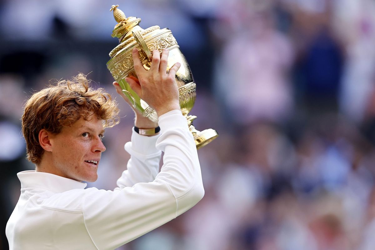 Dolcissima vendetta su Carlos Alcaraz. Wimbledon azzurra per la prima volta: Jannik Sinner è il re