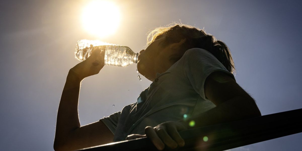 Idratazione, sali minerali e vestiti da mettere nel frigo. I rimedi e i trucchi anti caldo Idratazione, sali minerali e vestiti da mettere nel frigo. I rimedi e i trucchi anti caldo
