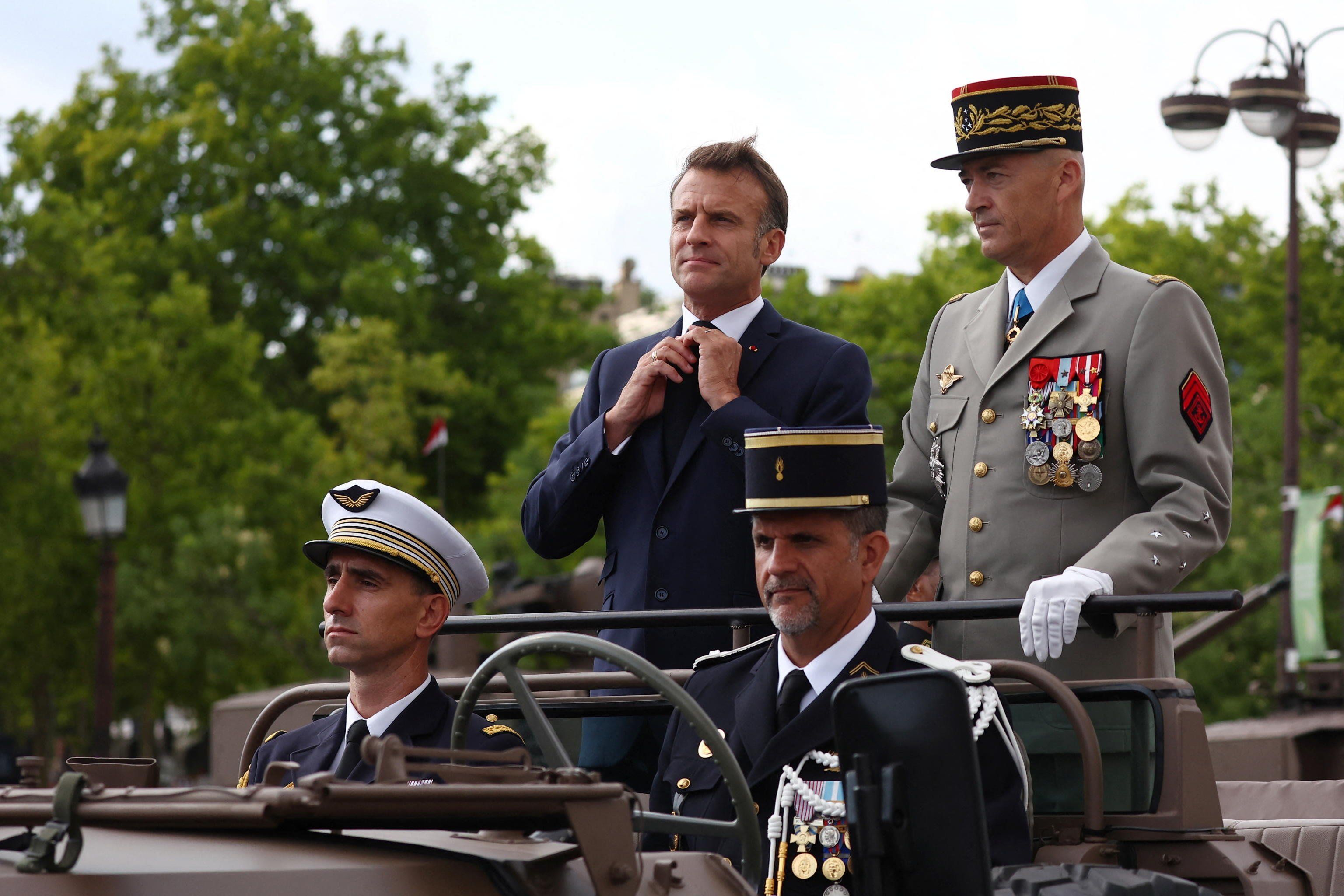 Napoleone Macron fa sogni di guerra: «Raddoppio il bilancio dedicato alla Difesa»