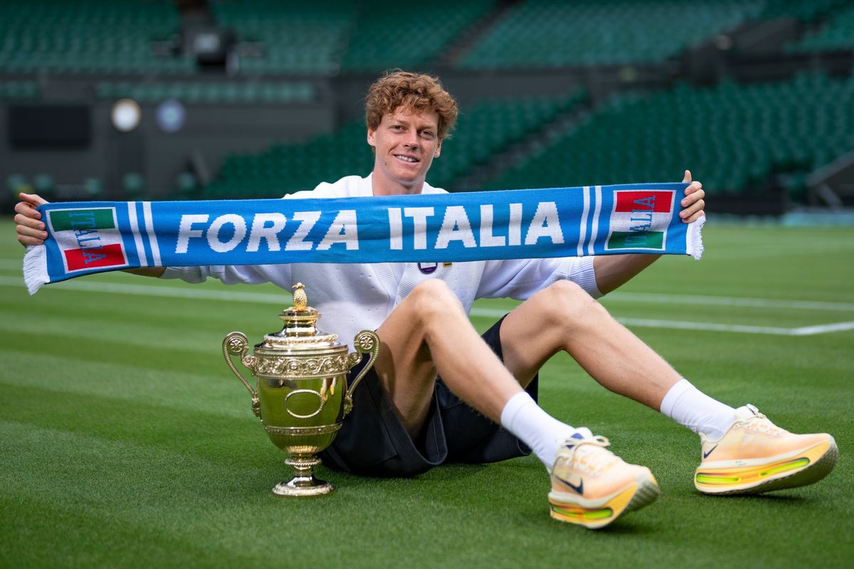 Una carota tirolese con la racchetta ci ricorda che è bello sentirsi italiani