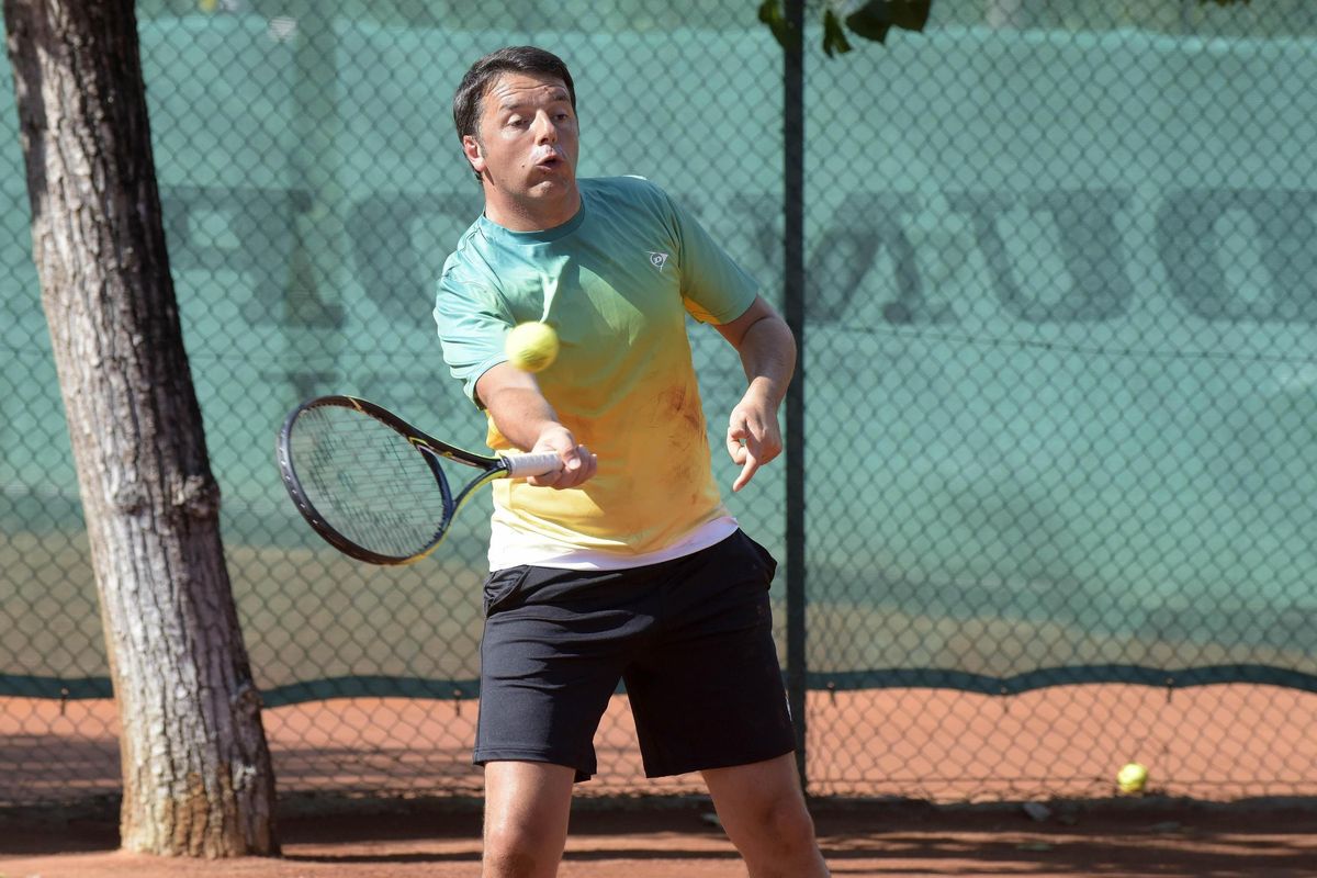 Renzi si dà al tennis per farsi notare e soffia sul fuoco della grana Finals