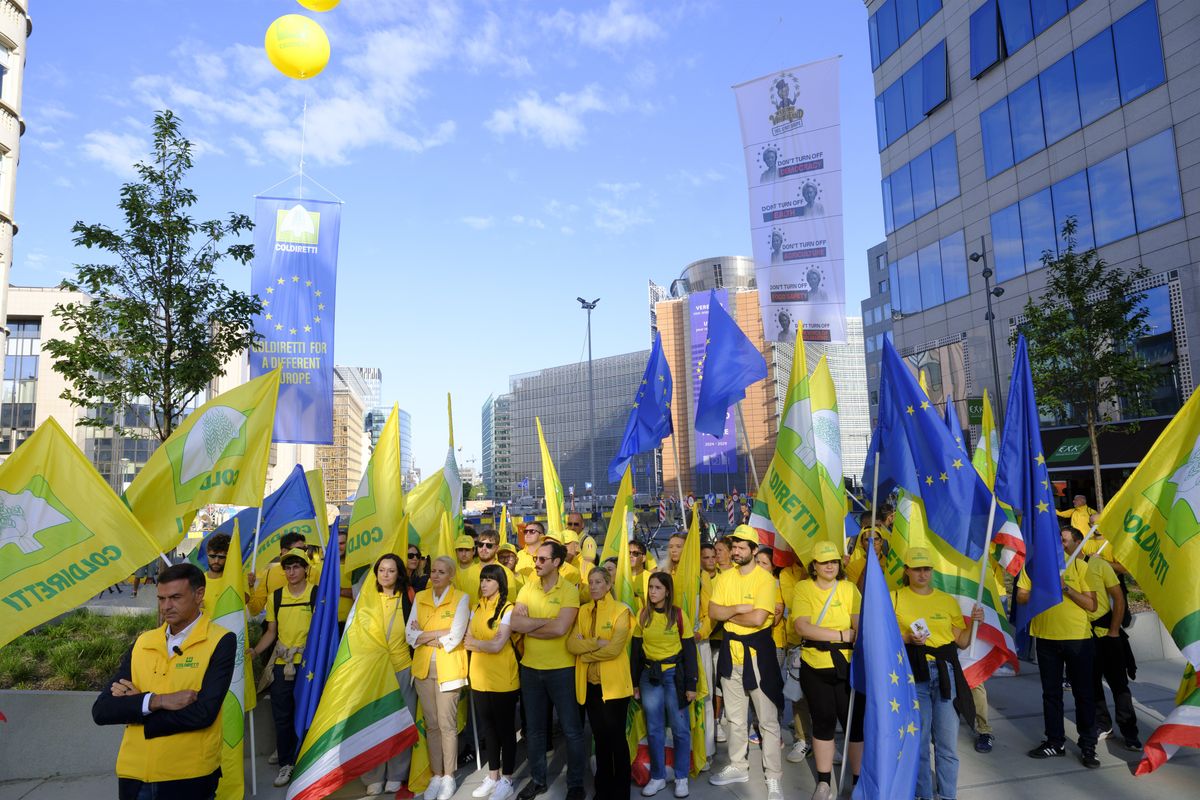 Coldiretti: «Traditi da Ursula». Trattori in piazza a Roma e Bruxelles